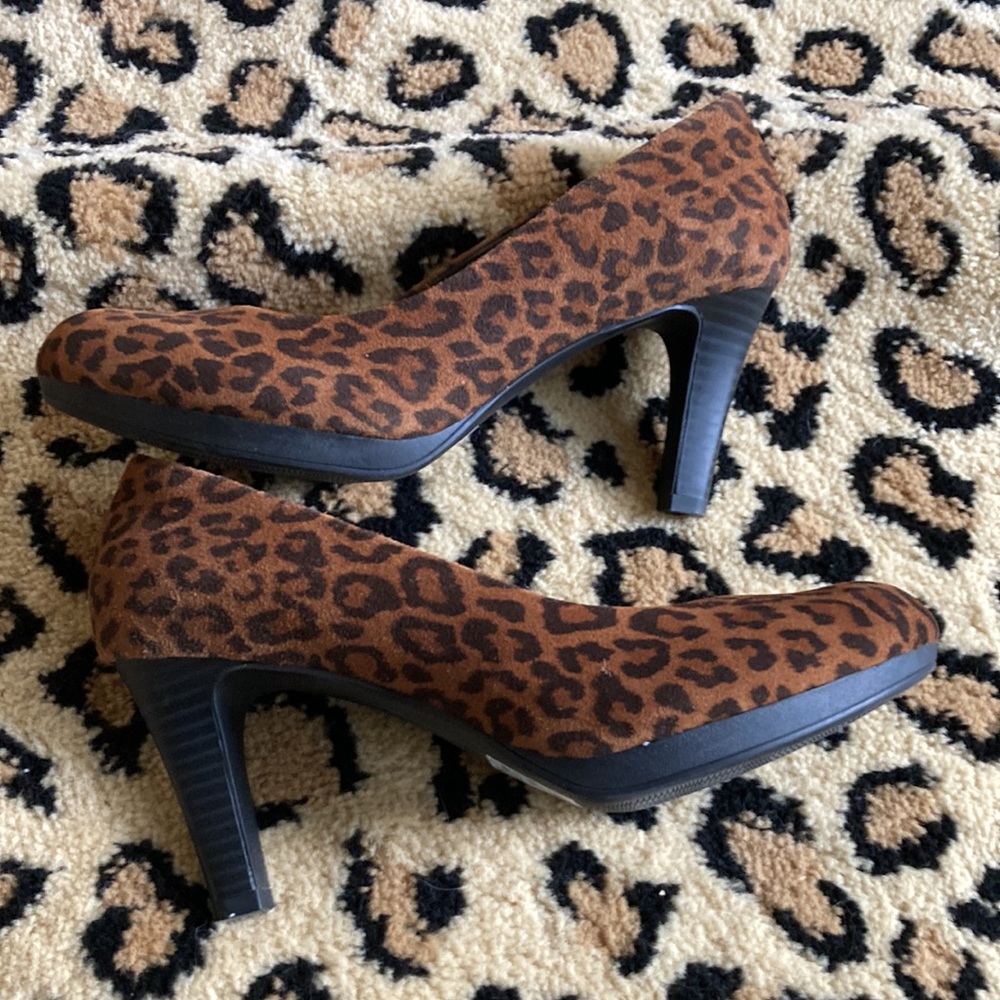 Clarks Adriel Viola leopard print pumps. Size 8.5. Worn once. Very stylish.